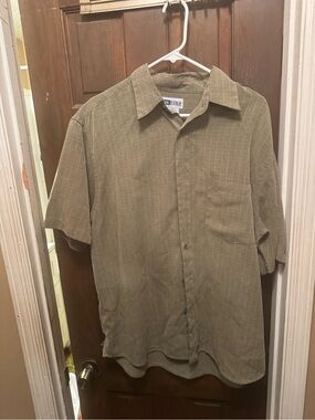 Men's Large Short-Sleeve Button-Up Shirt in Olive Green